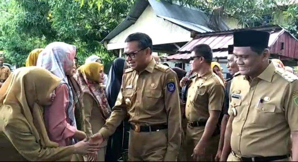Gubernur Sulsel Nurdin Abdullah saat mengunjungi korban banjir di Kabupaten Barru, Senin (13/1). (IDN Times/Istimewa)