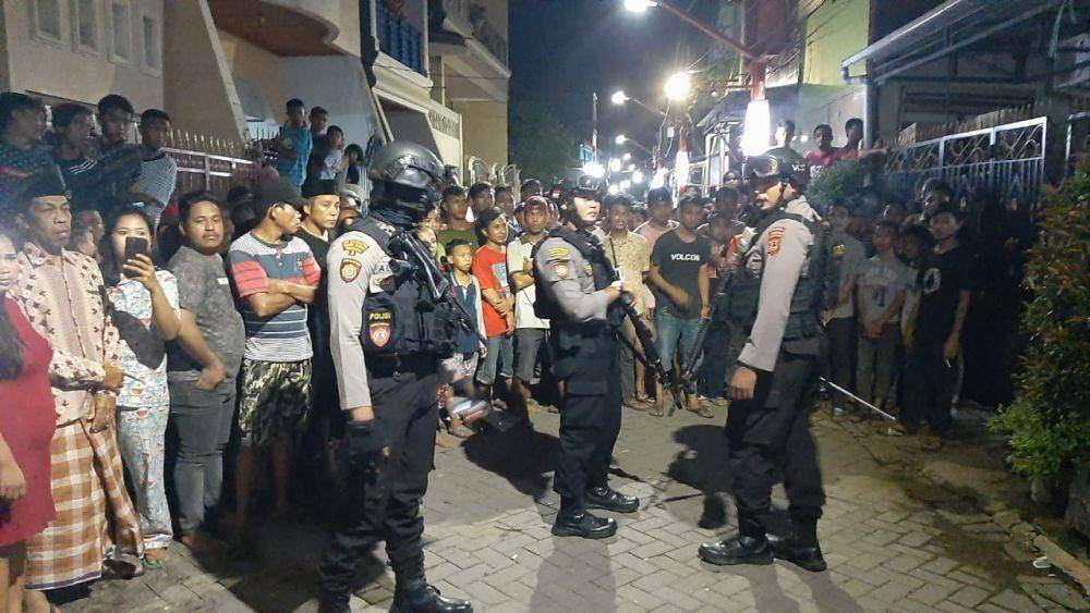 Petugas jajaran Polrestabes Makassar usai menindak tegas residivis jambret di Makassar/Istimewa