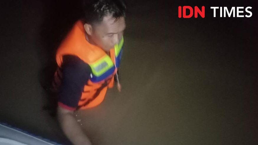 Banjir setinggi orang dewasa melanda pemukiman warga di Kelurahan Kalijaga Kota Cirebon. (IDN Times/Wildan Ibnu)