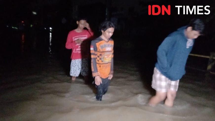 Warga mengungsi ke tempat lebih aman saat banjir. (IDN Times/Wildan Ibnu)