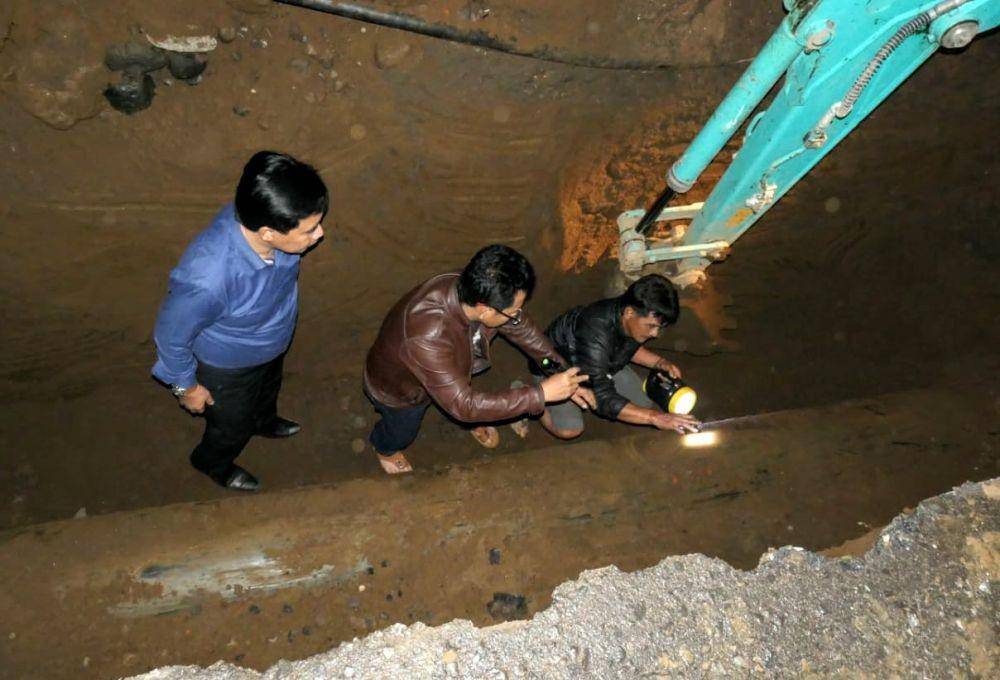 Walikota Malang melihat langsung pipa PDAM yang me galami kebocoran. Dok/ Humas Pemkot Malang