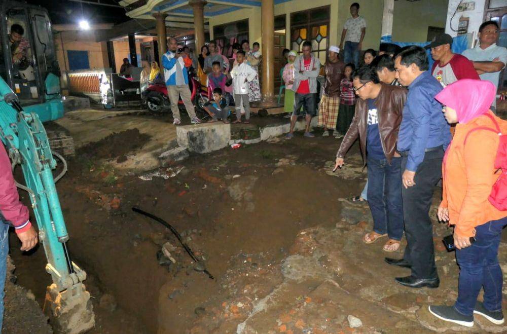 Walikota Malang, Sutiaji (jaket kulit) saat meninjau langsung bocornya pipa air di kawasan Tumpang. Dok/ Humas Pemkot Malang