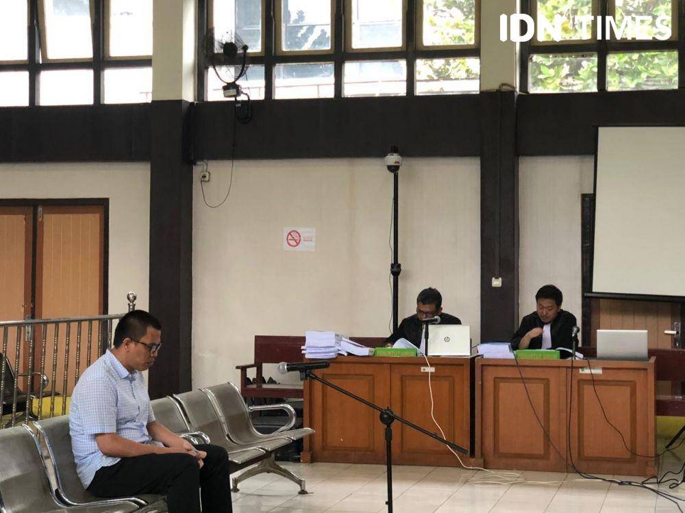 Robi Okta Fahlevi hanya tertunduk mendengar tuntutan JPU (IDN Times/Rangga Erfizal)