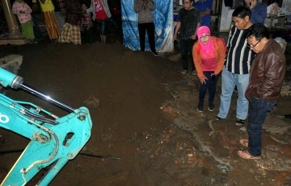 Walikota Malang melakukan peninjauan langsung ke lokasi bocornya pipa PDAM. Dok/ Humas Pemkot Malang
