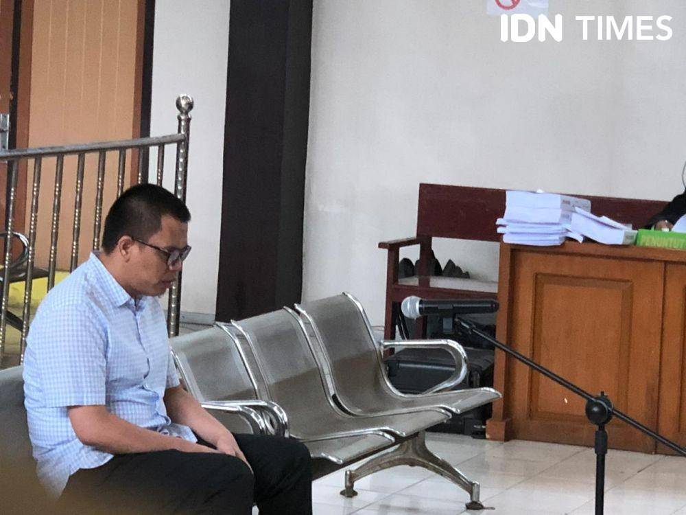 Terdakwa Robi Okta Fahlevi tertunduk lesu (IDN Times/Rangga Erfizal)
