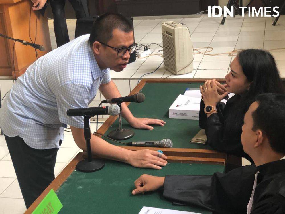 Robi okta Fahlevi berdiskusi dengan kuasa hukumnya (IDN Times/Rangga Erfizal)