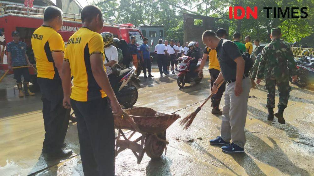 Petugas gabungan penanggulangan bencana bersama warga membersihkan sisa lumpur akibat banjir di Kelurahan Kalijaga Kota Cirebon. (IDN Times/Wildan Ibnu)