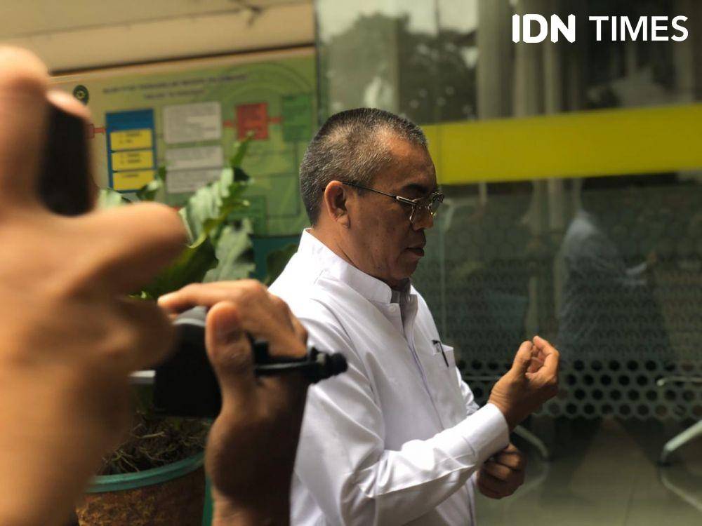 Terdakwa Ahmad Yani berjalan meninggalkan ruang sidang usai Eksepsinya di tolak (IDN Times/Rangga Erfizal)