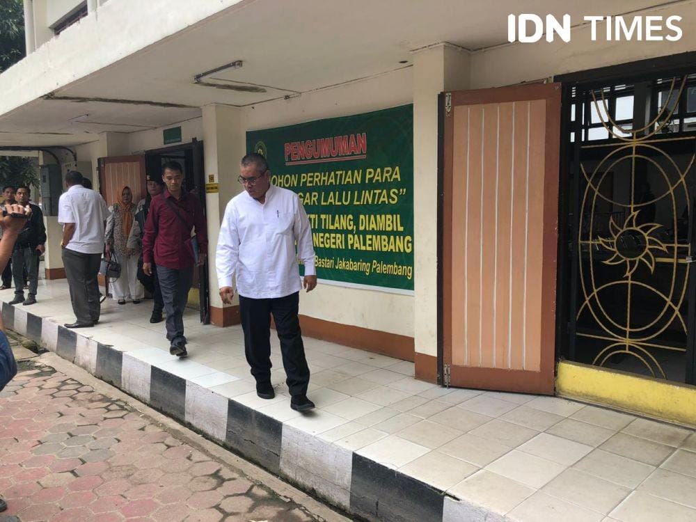 Ahmad Yani meninggalkan ruang sidang usai Eksepsinya ditolak (IDN Times/Rangga Erfizal)