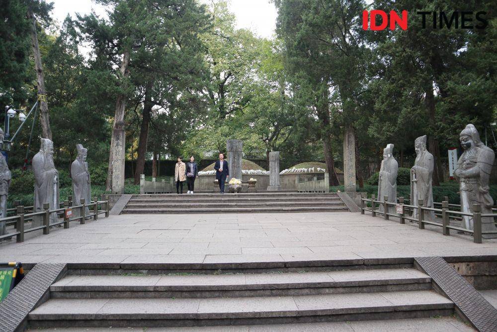 Makam Jenderal Yue Fei dan anaknya, di kompleks Yue Wang Miao (Kuil Yue Fei) di Kota Hangzhou, Tiongkok  (IDN Times/Mela Hapsari)