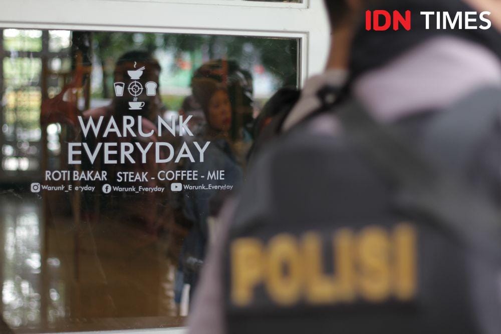 Warunk Everyday menjadi tempat ZH curhat kepada JP soal kelakuan Jamaluddin hingga niatan menghabisi nyawa suaminya itu (IDN Times/Prayugo Utomo)