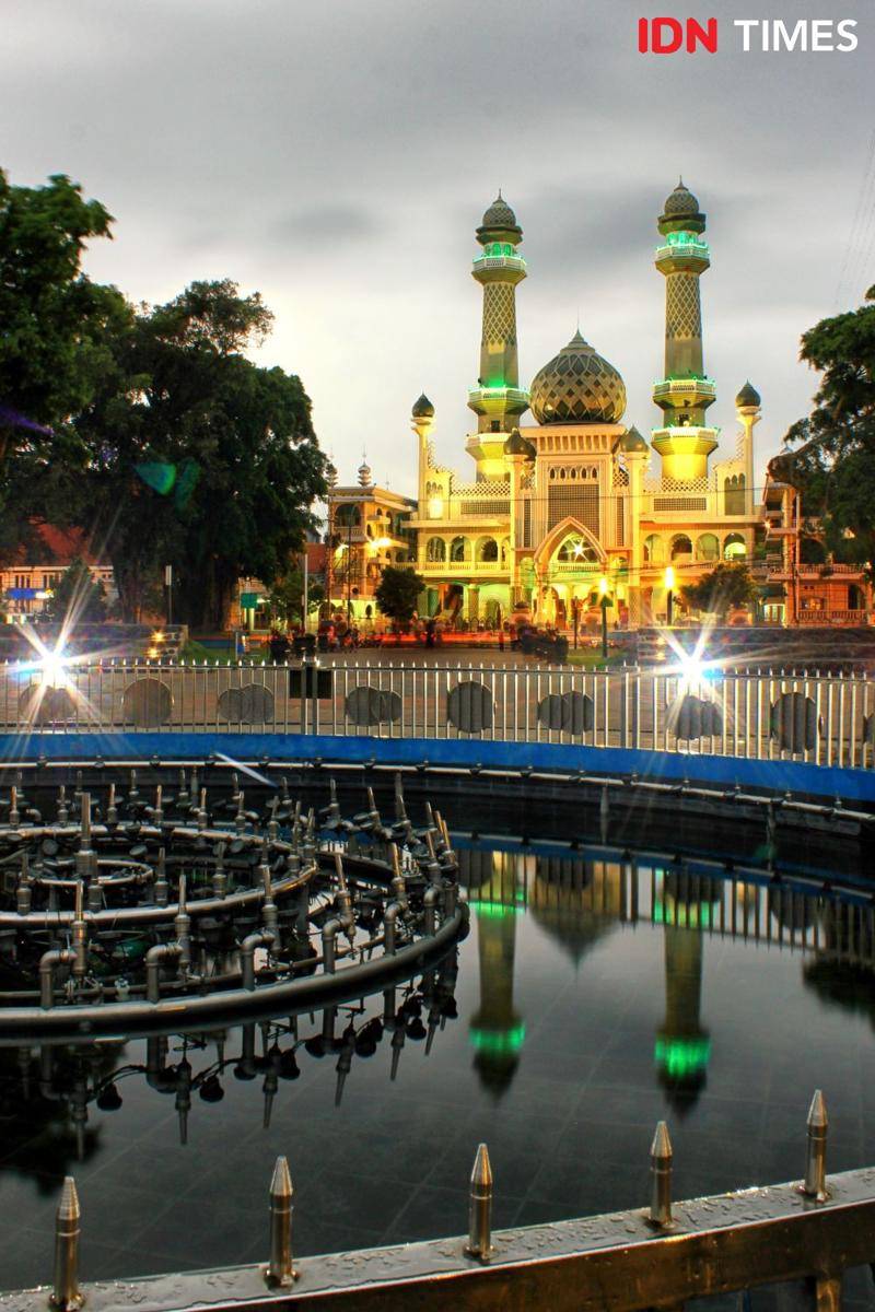 Suasana Alun-alun Kota Malang di malam hari. (IDN Times/Reza Iqbal)