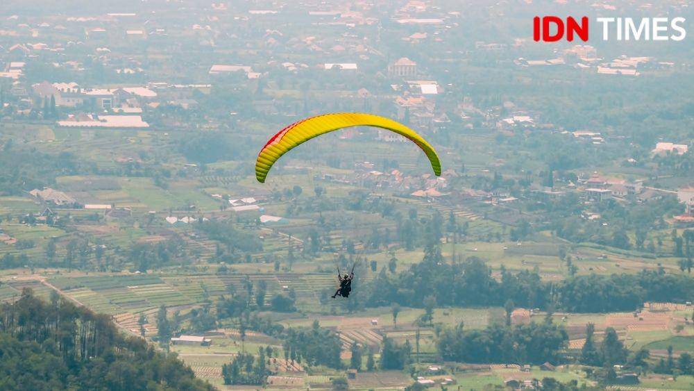 Potret orang bermain paralayang di Wisata Paralayang. (IDN Times/Reza Iqbal)