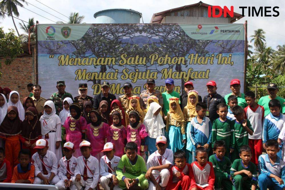 Peserta penanam mangrove  (IDN Times/Ervan Masbanjar)