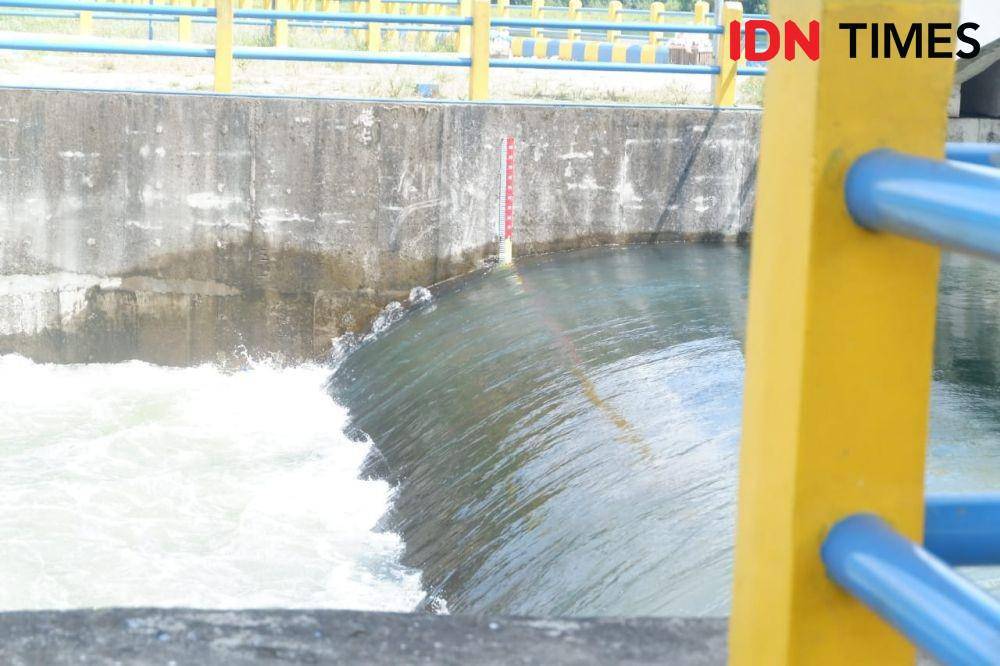 Kondisi Bendungan Lempake dengan status siaga ketinggian TMA di atas 80 sentimeter (IDN Times/Yuda Almerio)