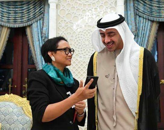 (Menlu Retno Marsudi tengah menunjukkan foto cucu pertama ke Menlu UEA) www.instagram.com/@retno_marsudi
