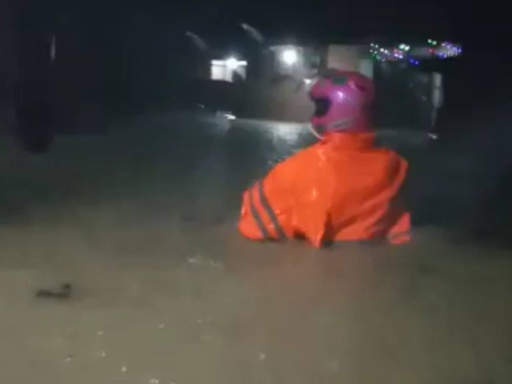 luapan Sungai Pengempaan Kota mengakibatkan banjir hingga setinggi satu meter. Istimewa
