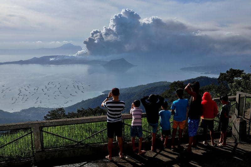 (Warga melihat Gunung Taal yang meletus pada Senin, 13 Januari 2020) ANTARA FOTO/REUTERS/Eloisa Lopez