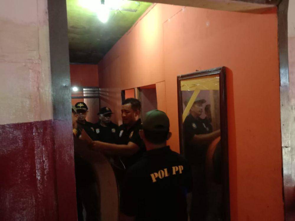 Tempat mesum di Km 17, Balikpapan Utara, dibongkar Satpol PP. (Sumber: Satpol Balikpapan))
