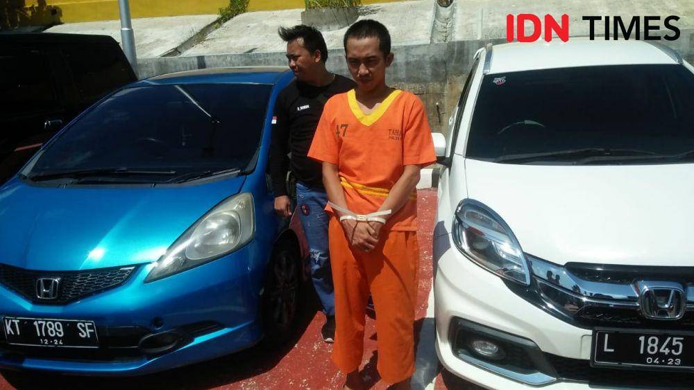 Tersangka Rudi dan dua mobil bodongnya. (IDN Times/Surya Aditya)