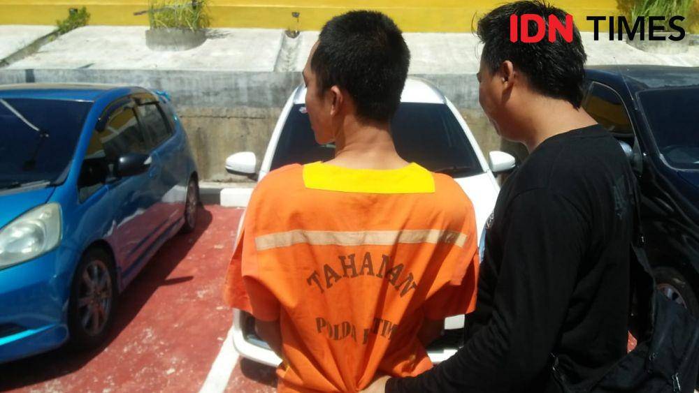 Tersangka Rudi dihadapkan di depan kendaraan bodongnya. (IDN Times/Surya Aditya)