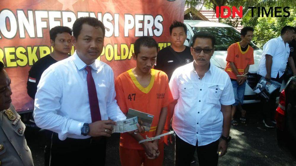 Rony Faisal Saiful Fathon (kiri) memperlihatkan barang bukti BPKPB dan STNK palsu bersama pemiliknya Rudi (baju oranye). (IDN Times/Surya Aditya)