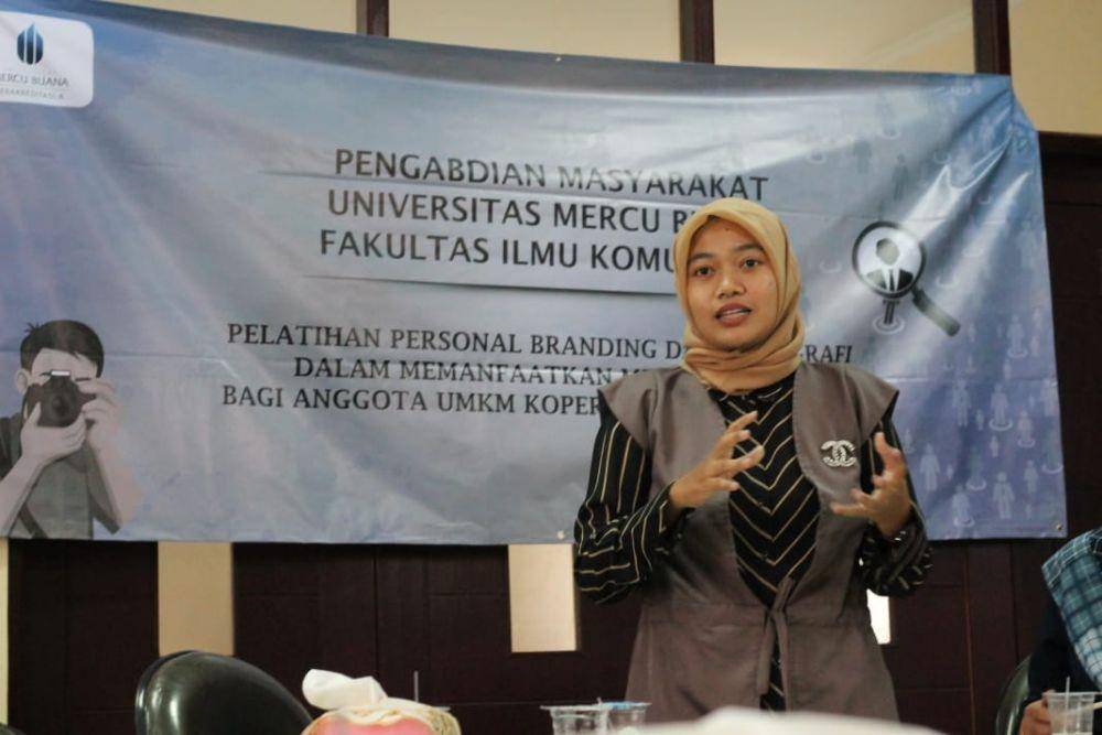 Dosen Universitas Mercu Buana Alifiyah memberikan materi personal branding (Dok.IDN Times/istimewa)