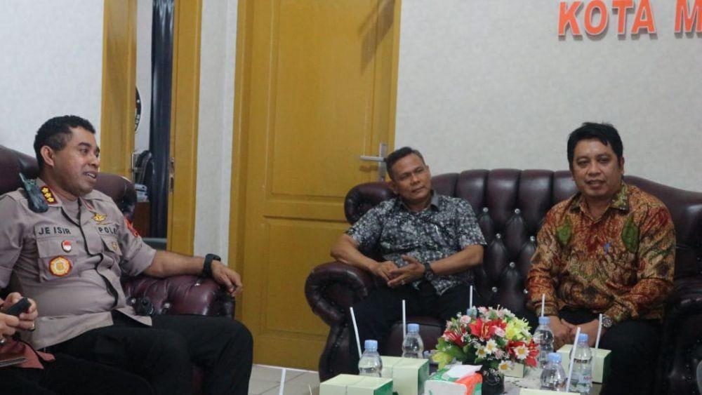 Kapolrestabes Medan Kombes Pol Johnny Eddizon menyambangi kantor KPU Medan (Dok.IDN Times/istimewa)