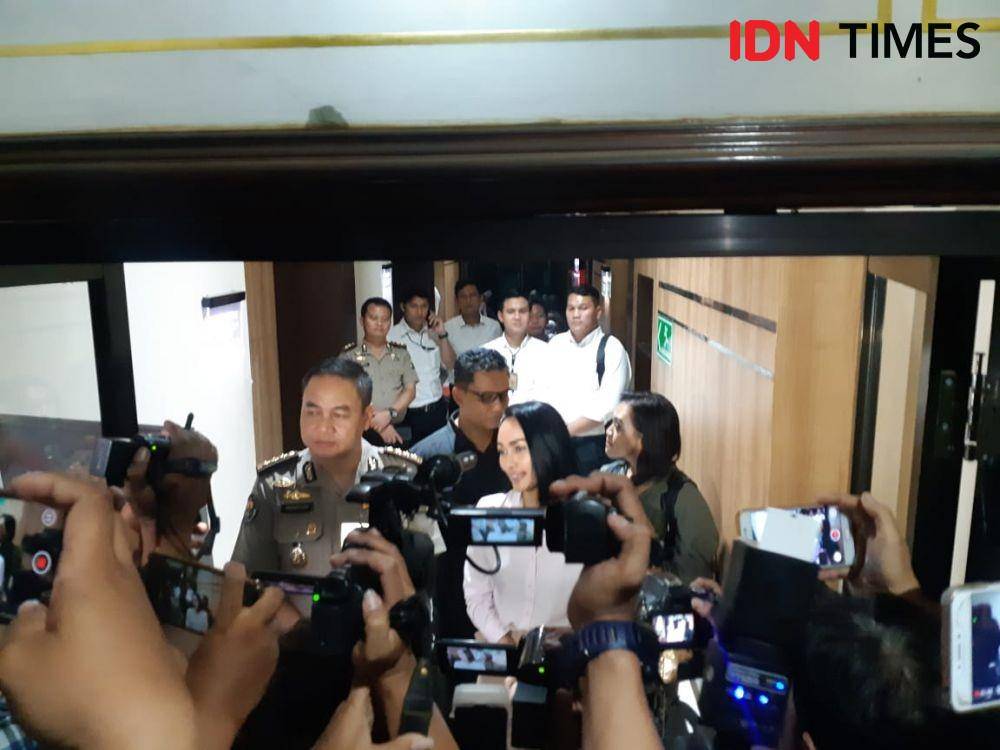 Penyanyi Eka Deli Mardiyana usai diperiksa kasus investasi MeMiles di Ditreskrimsus Polda Jatim, Senin (13/1). (IDN Times/Ardiansyah Fajar)