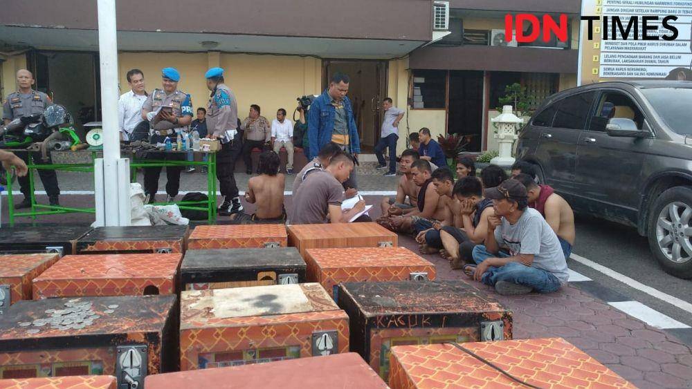 Petugas saat mendata indentitas 10 orang yang diamankan dari pembersihan kampung narkoba di Mencirim (IDN Times/Fadli Syahputra)