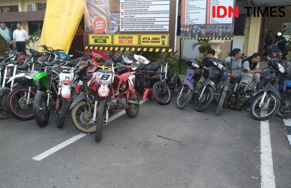 Barang bukti sepeda motor yang diamankan petugas gabungan dari Desa Mencirim (IDN Times/Fadli Syahputra)