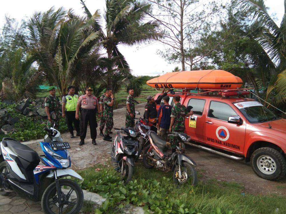 Warga Kebumen setelah mengevakuasi perahu penambang pasir yang terbalik di Sungai Lukulo, Dukuh Sidomulyo, Desa Tanggulangin, Kecamatan Klirong, Kebumen, Senin (13/1). Humas Polres Kebumen