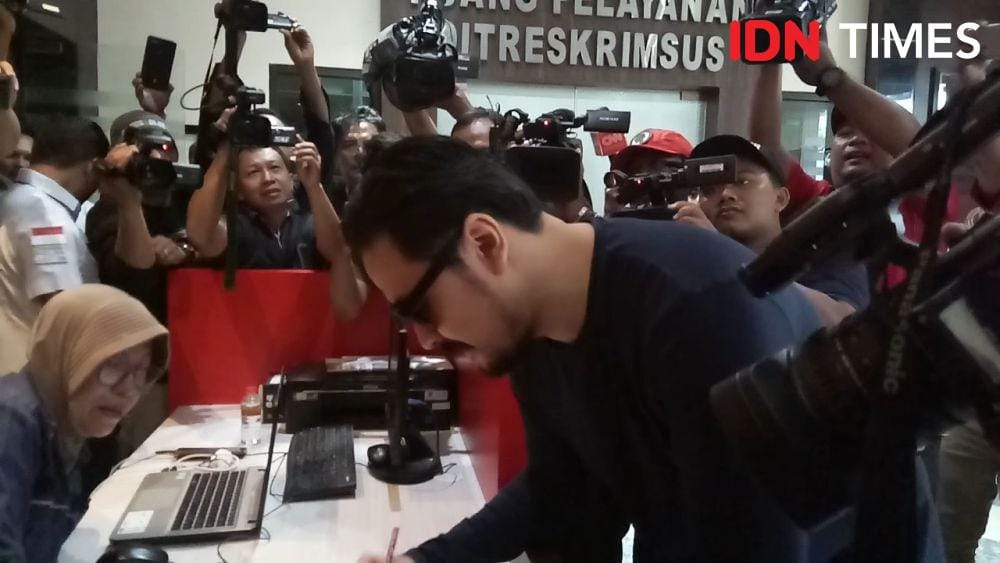 Sejumlah selebritas ikut investasi MeMiles, seperti penyanyi Ello yang sudah memenuhi panggilan Ditreskrimsus Polda Jatim, Selasa (14/1).  (Dok.IDN Times/Istimewa)