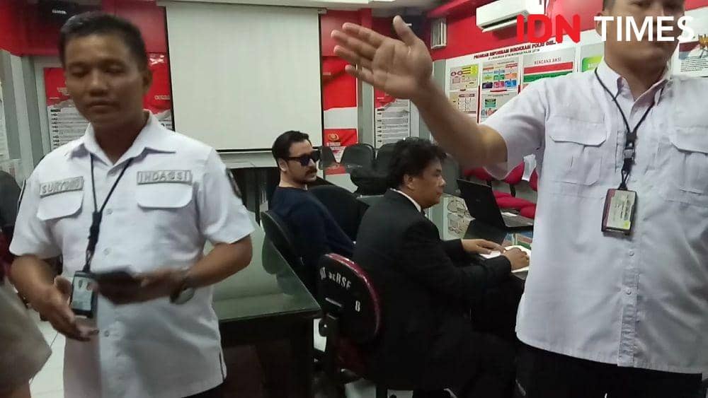 Ello memenuhi panggilan kasus investasi bodong MeMiles di Ditreskrimsus Polda Jatim, Selasa (14/1).  (Dok.IDN Times/Istimewa)