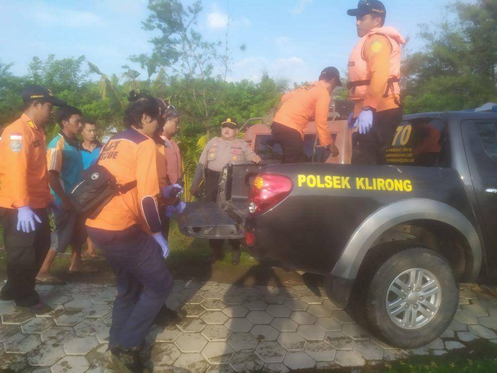 Warga Kebumen setelah mengevakuasi perahu penambang pasir yang terbalik di Sungai Lukulo, Dukuh Sidomulyo, Desa Tanggulangin, Kecamatan Klirong, Kebumen, Senin (13/1). Humas Polres Kebumen