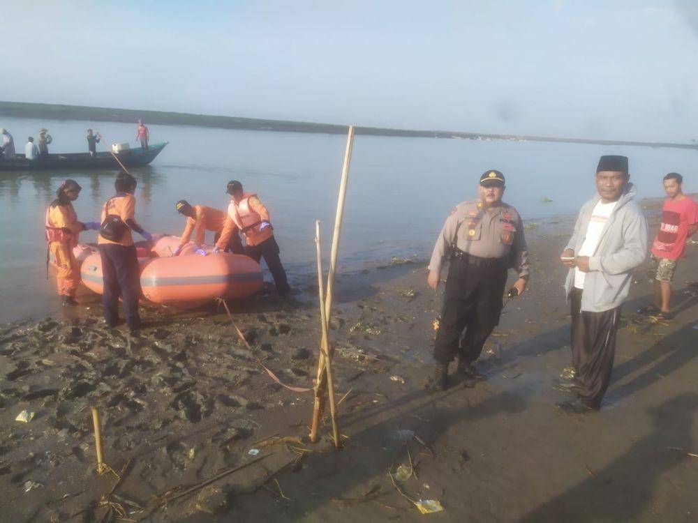 Tim SAR gabungan mengevakuasi jenazah penambang pasir yang ditemukan di Sungai Bedahan atau sekitar 2 kilometer dari lokasi kecelakaan, Selasa (14/1). Humas Polres Kebumen