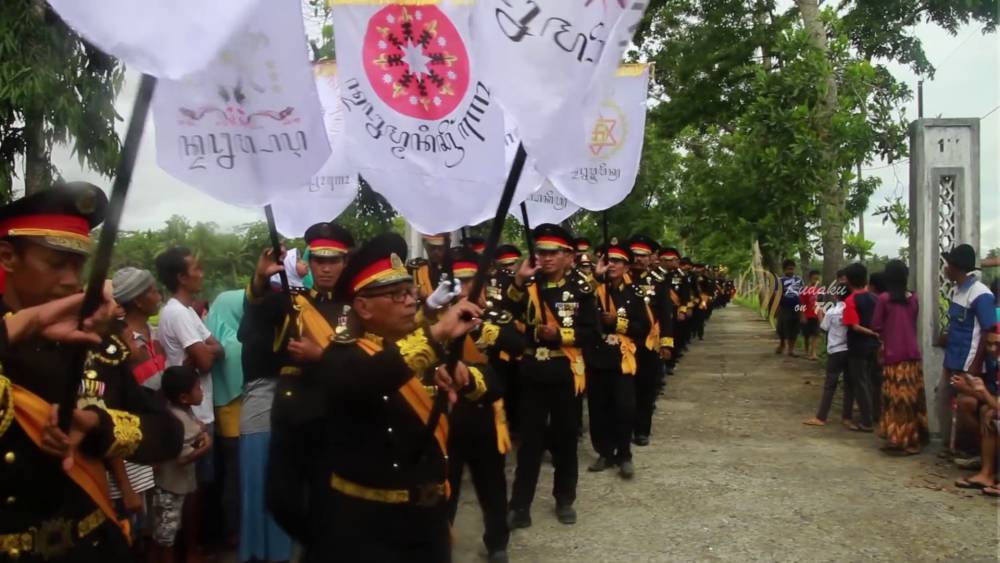 Acara Wilujengan dan Kirab Budaya yang diselenggarakan Kerajaan Agung Sejagat di Purworejo, Jawa Tengah. (Tangkapan Layar YouTube Kudaku On Top)