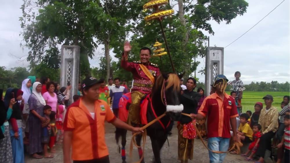 Kerajaan Keraton Agung Sejagat menggelar acara Wilujengan dan Kirab Budaya di Purworejo, Jawa Tengah. (Tangkapan video YouTube Kudaku On Top)