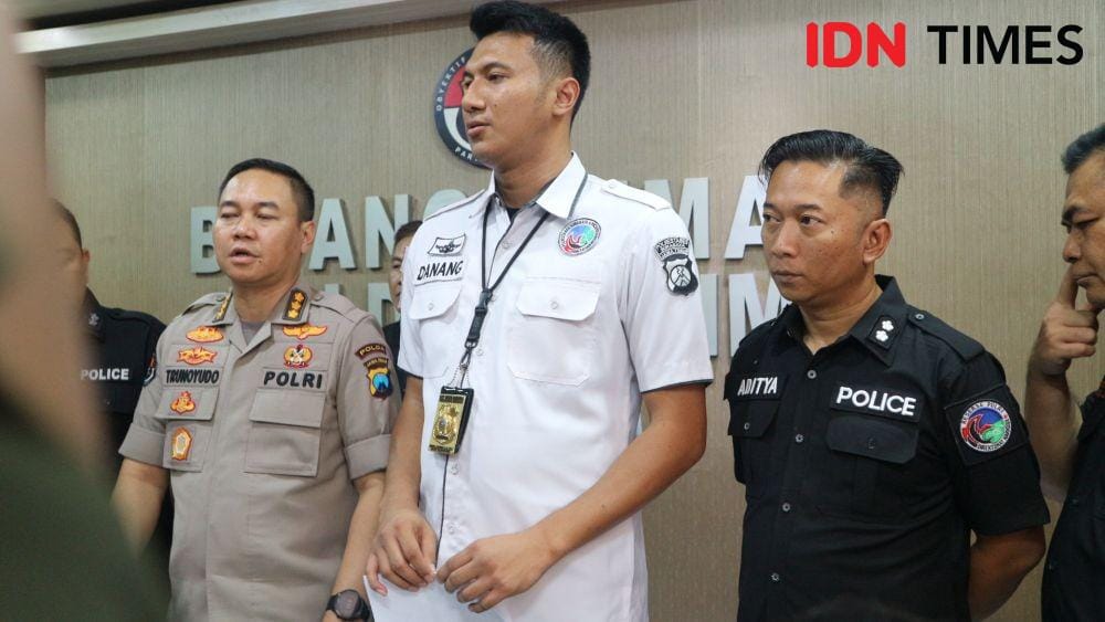 Kanit II Satresnarkoba Polrestabes Surabaya, Iptu Danang Eko saat melakukan konferensi pers di Mapolda Jatim. IDN Times/Tarida Alif