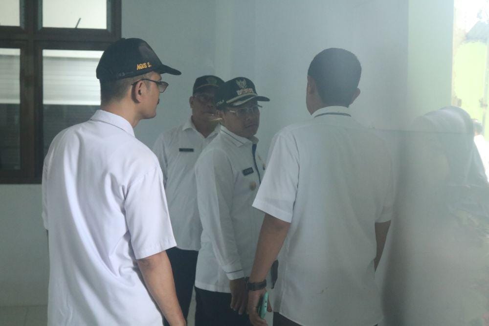 Sutiaji melihat langsung beberapa fasilitas di Pasar Comboran baru. IDN Times/ Alfi Ramadana