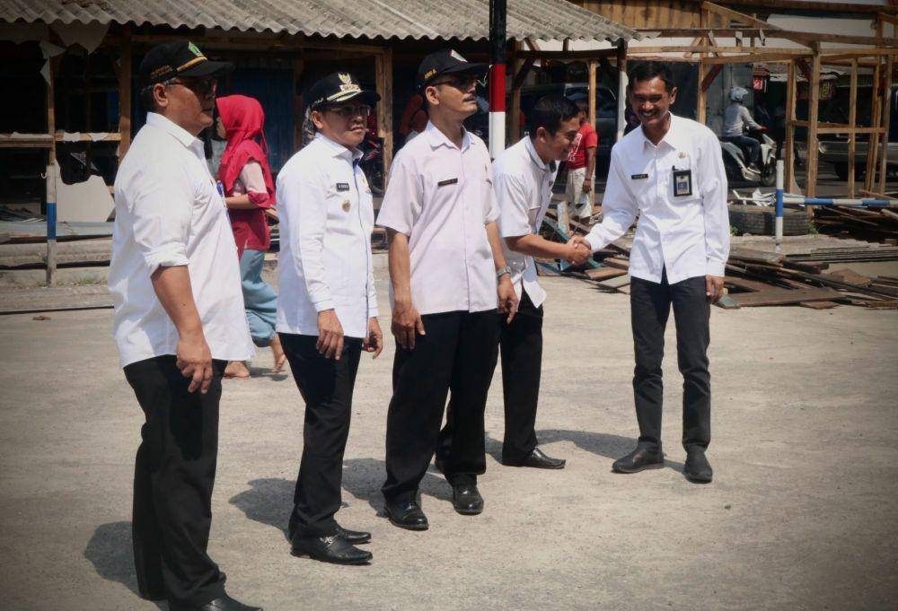 Walikota Malang, Sutiaji saat meninjau lokasi pasar Comboran kota Malang. IDN Times/ Alfi Ramadana
