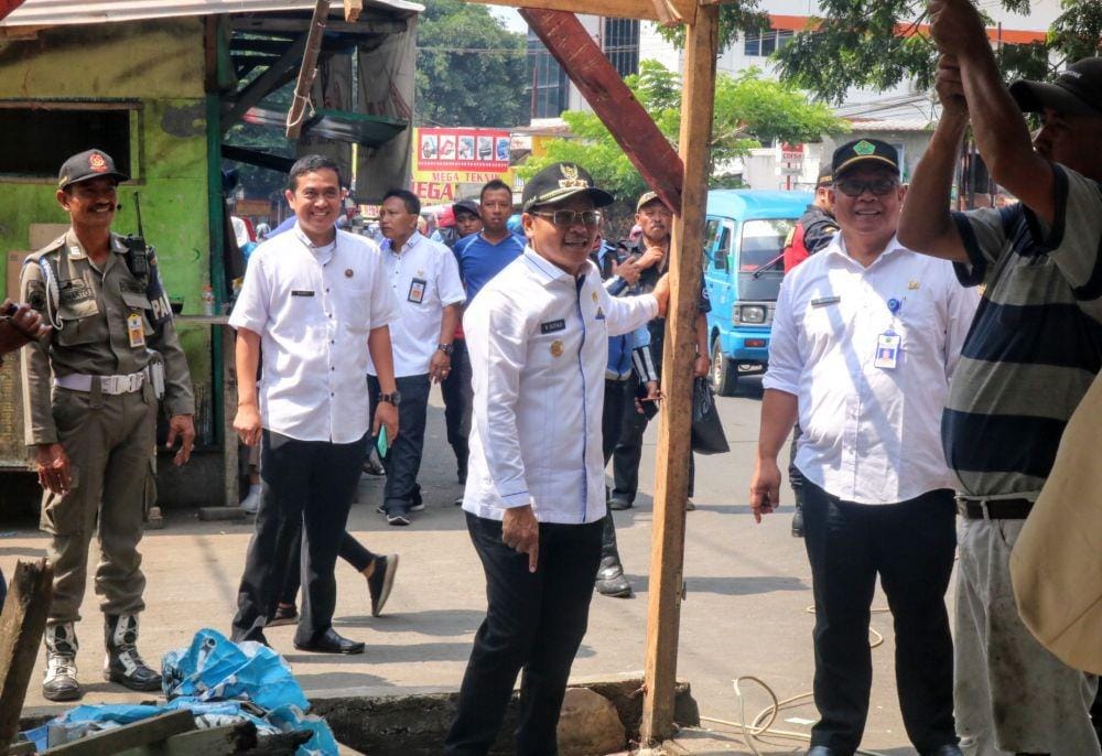 Walikota Malang meminta kepada para pedagang segera membongkar bedak sendiri dan pindah ke dalam pasar. IDN Times/ Alfi Ramadana