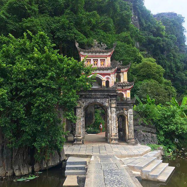instagram.com/wonderherewanderthere/