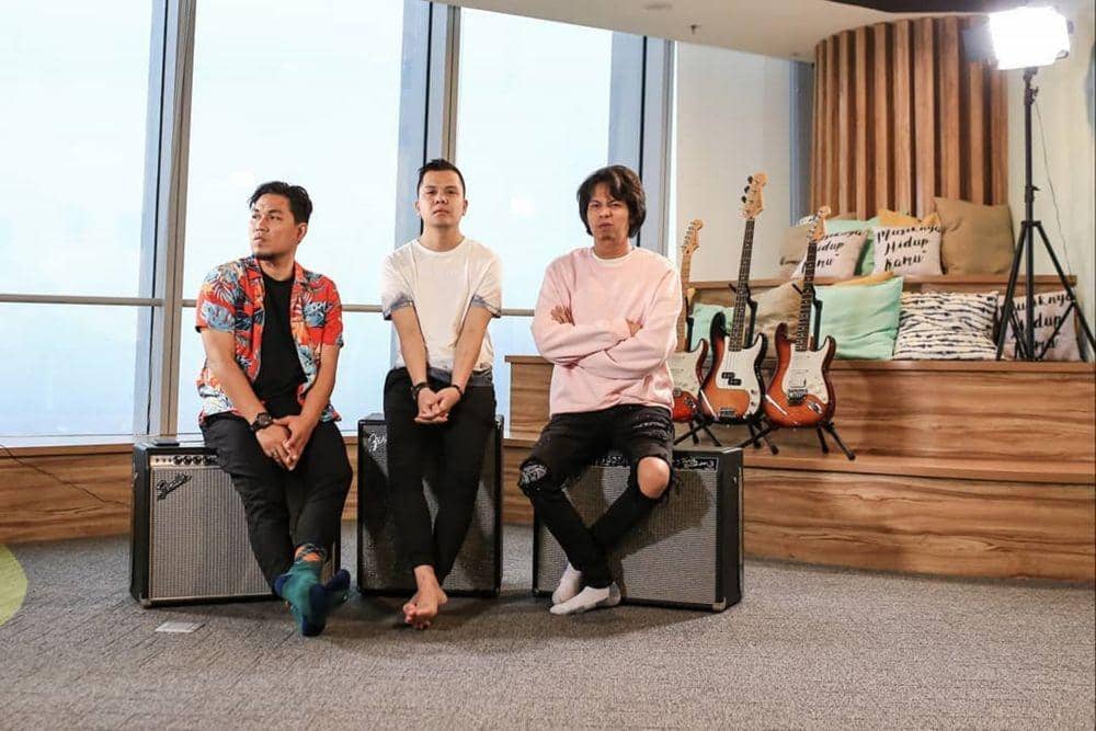 Instagram.com/armadaband/