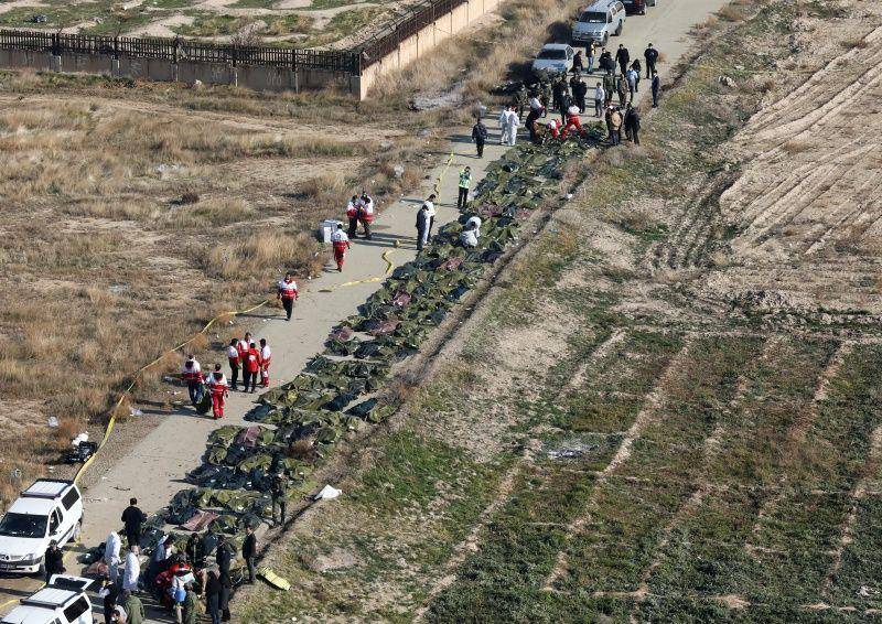 Jenazah para penumpang terlihat di lokasi pesawat Maskapai Internasional Ukraina jatuh setelah lepas landas dari bandara Imam Khomeini Iran, di pinggiran Tehran, Iran, pada 8 Januari 2020. ANTARA FOTO/Nazanin Tabatabaee/WANA (West Asia News Agency) via REUTERS