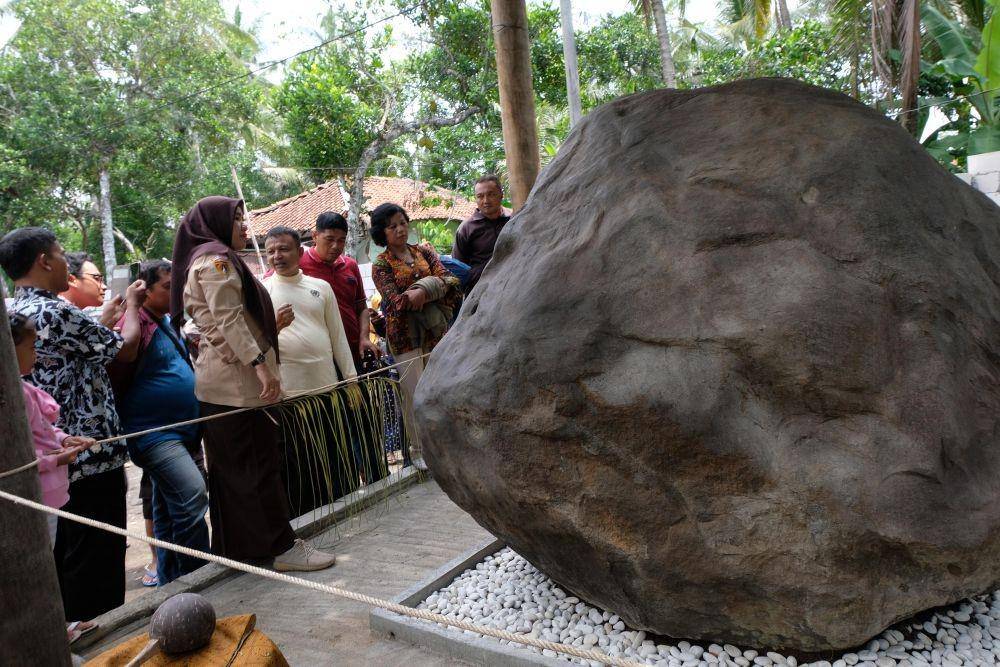 Sejumlah pengunjung menyaksikan batu prasasti di komplek Keraton Agung Sejagad Desa Pogung Jurutengah, Bayan, Purworejo, Jawa Tengah, Selasa (14/1). ANTARA FOTO/Anis Efizudin