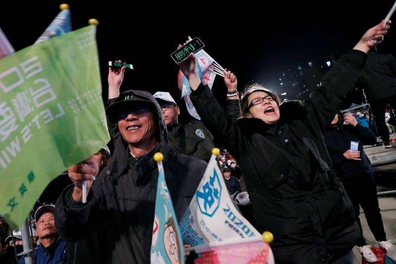 Pendukung Presiden Taiwan Tsai Ing-wen dan calon wakil presiden Partai Progresif Demokratik (DPP) William Lai menghadiri reli kampanya menjelang pemilihan presiden di Taoyuan, Taiwan, pada 8 Januari 2020. ANTARA FOTO/REUTERS/Tyrone Siu
