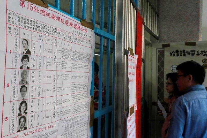 Daftar calon kandidat dipajang di depan tempat pemungutan suara saat berlangsungnya pemilihan umum di New Taipei City, Taipei, Taiwan, pada 11 Januari 2020. ANTARA FOTO/REUTERS/Tyrone Siu