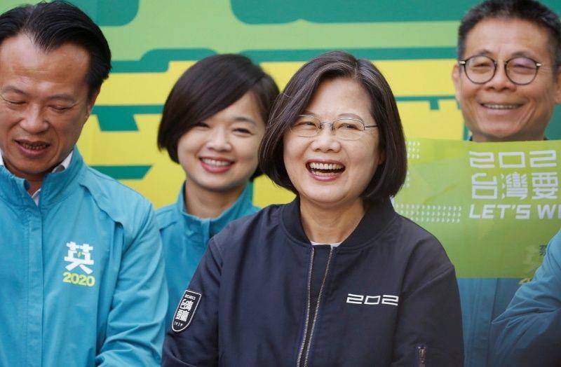 Presiden Taiwan Tsai Ing-wen menghadiri kampanye menjelang pemilihan presiden di Chiayi, Taiwan, pada 7 Januari 2020. ANTARA FOTO/REUTERS/Ann Wang
