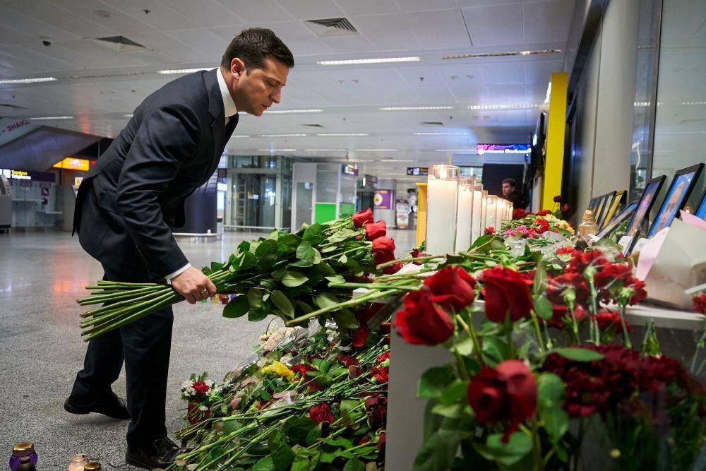 Presiden Ukraina Volodymyr Zelenskiy meletakkan bunga untuk memperingati korban jatuh pesawat Boeing 737-800 Ukraine International Airlines, di sebuah memorial di Bandara International Boryspil diluar Kiev, Ukraina, pada 9 Januari 2020. ANTARA FOTO/Ukrainian Presidential Press Service/Handout via REUTERS